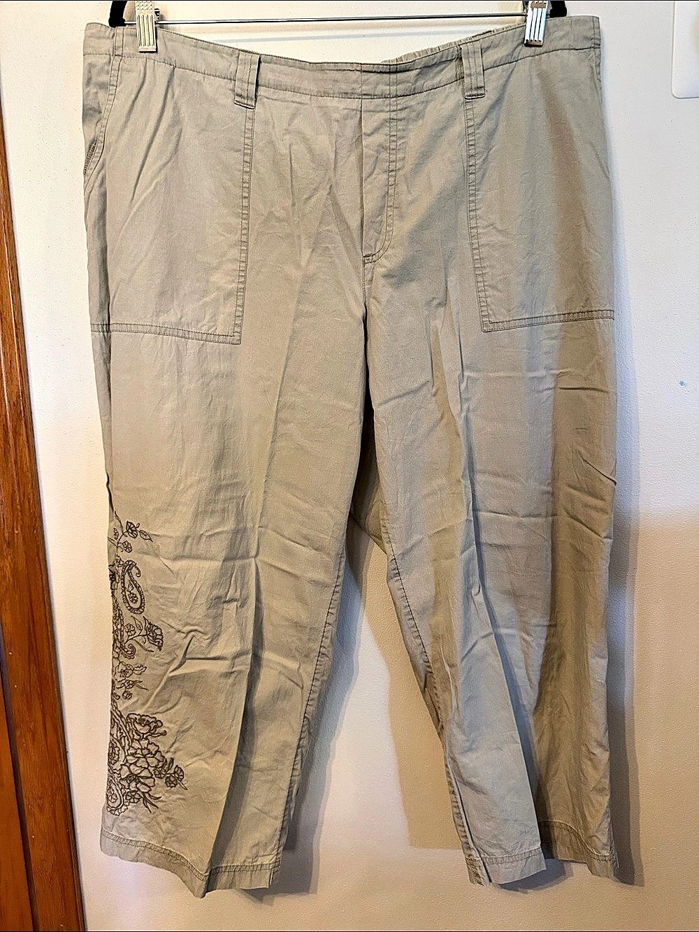 Venezia Embroidered Capri Pants in Green/Beige Size 18/20
